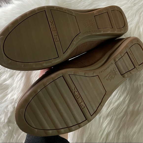 Brown LifeStride Phoebe Women's Slip-On Loafers - Picture 5 of 8